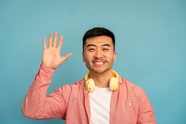 友善姿态张开双手微笑迎接你