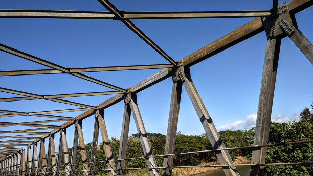 红色钢架步道