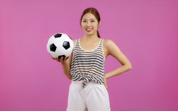 粉红色背景上的快乐年轻亚洲女性肖像。