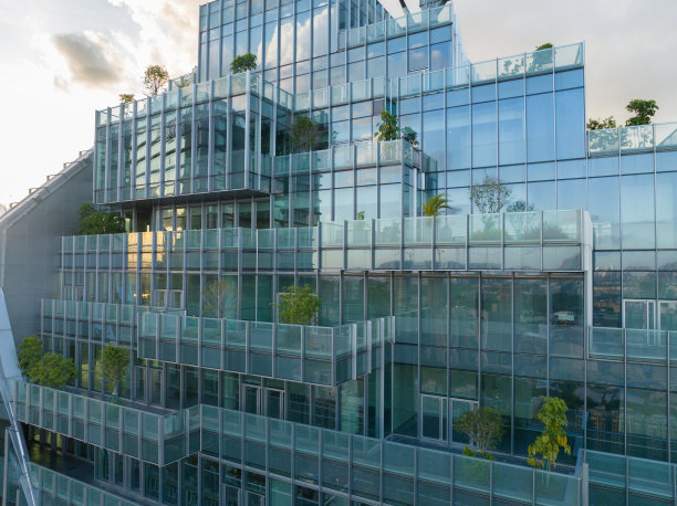 现代玻璃幕墙高楼与绿树