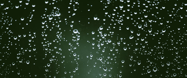 玻璃上的雨渍
