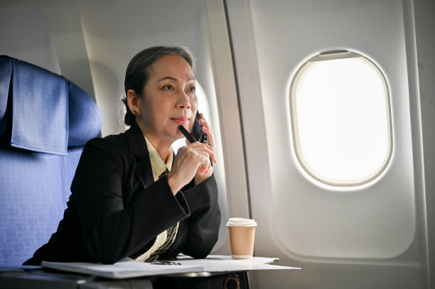 商务女士在机场坐着打电话