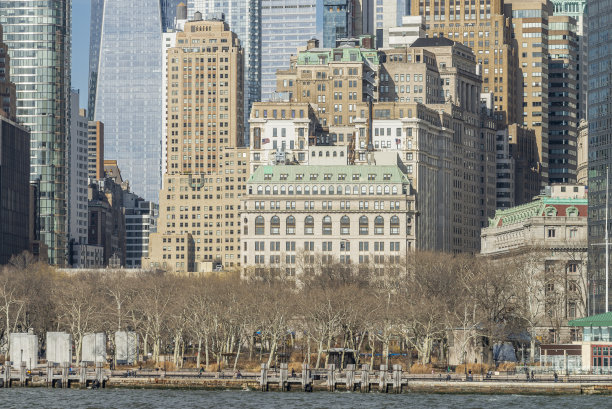 现代玻璃幕墙高楼与绿树