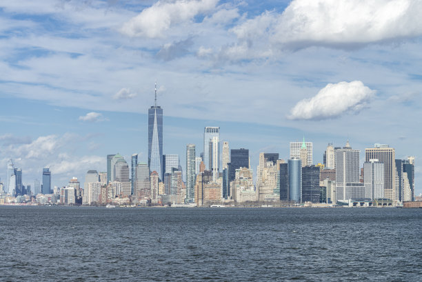 现代玻璃幕墙高楼与绿树