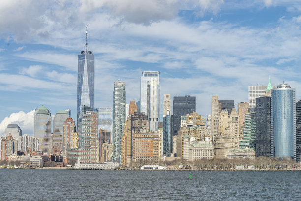 现代玻璃幕墙高楼与绿树