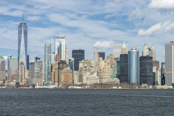 现代玻璃幕墙高楼与绿树