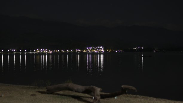 劳动湖畔夜景