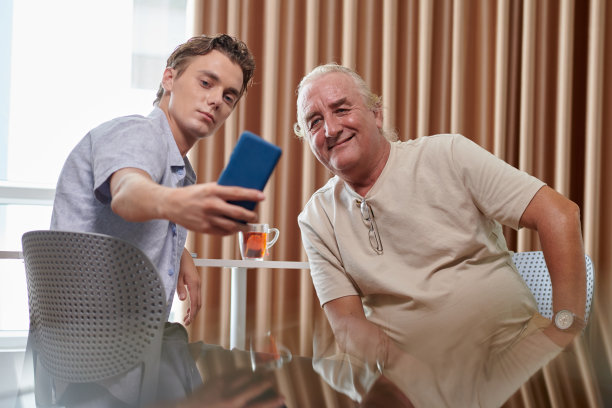 孙子和爷爷用手机自拍