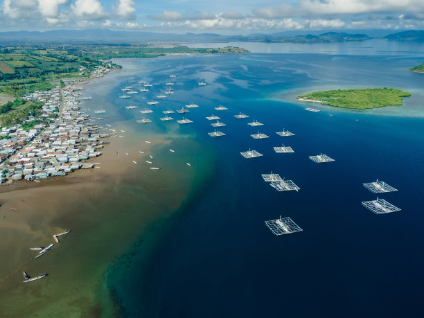 航拍热带海岛海岸线大海礁石渔船