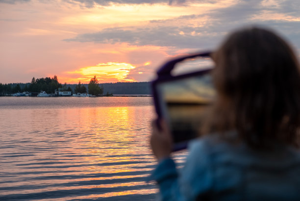 一个女孩在湖边拍照