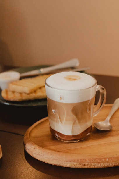 玻璃杯分层咖啡拿铁