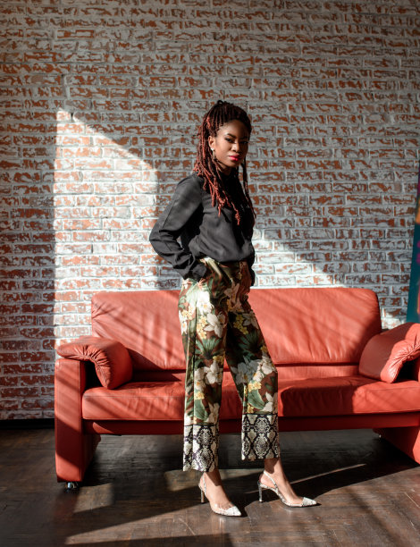 红衣图案优雅美人