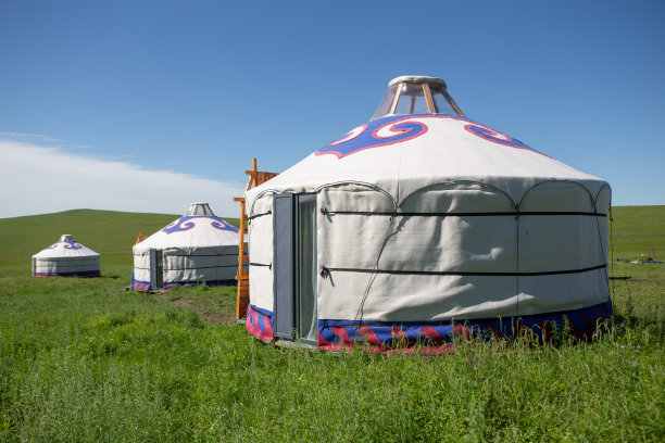 好天气内蒙古草原户外露营帐篷