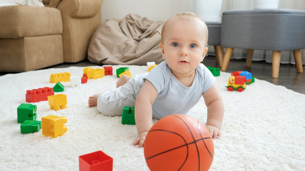 玩着篮球的婴儿
