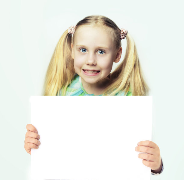 一个拿着空白卡片的女孩的肖像