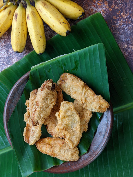 香蕉叶上的马来西亚美食沙爹俯视图
