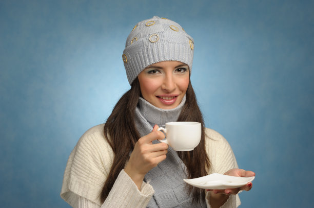 在喝一杯茶的年轻女人