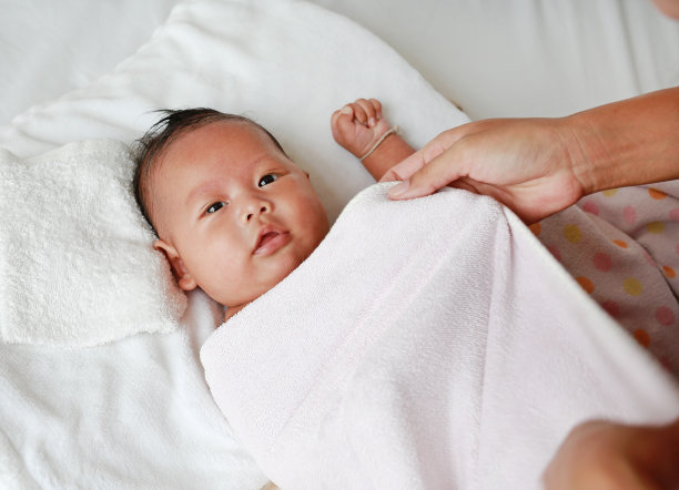 毛巾遮盖的宝宝