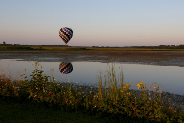 草原上的热气球放飞