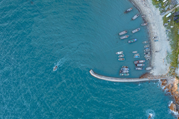 航拍热带海岛海岸线大海礁石渔船
