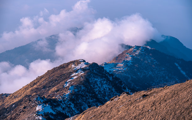 航拍素材珠峰山顶云雾缭绕的美景