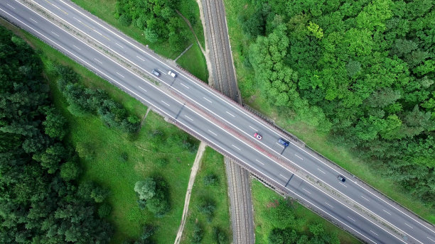 铁路公路交汇