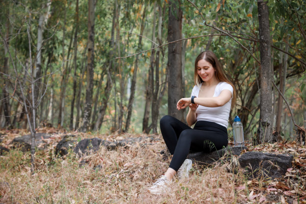 手持秒表的年轻女子