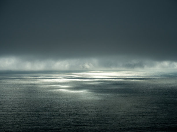大海里的晚霞云彩
