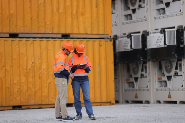 港口集装箱码头工人和经理讨论