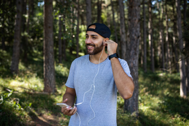 公园里用手机听音乐的慢跑者