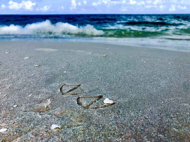 沙滩上的海浪痕迹高清摄影图片