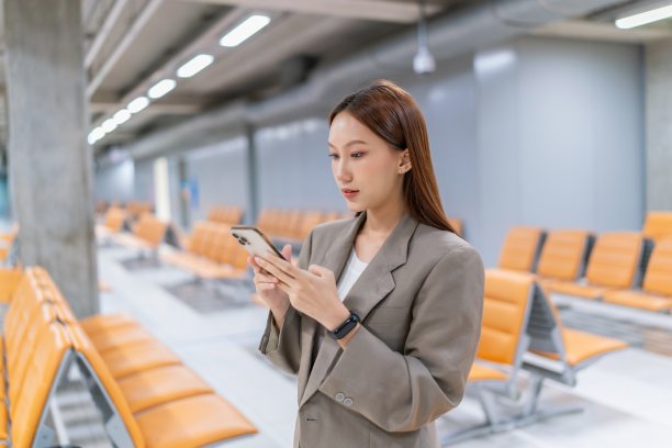 商务女士在机场坐着打电话