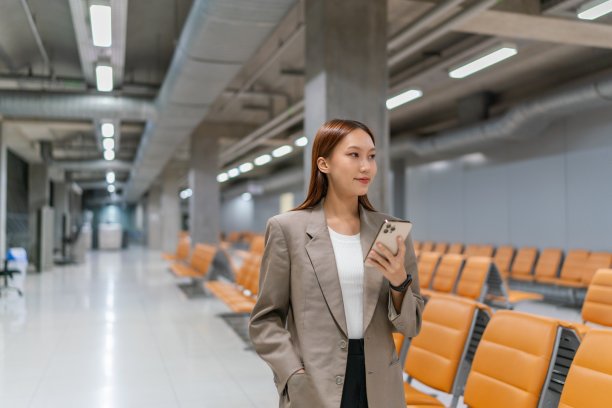 商务女士在机场坐着打电话