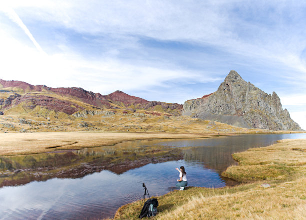 手持手机拍摄山间风景