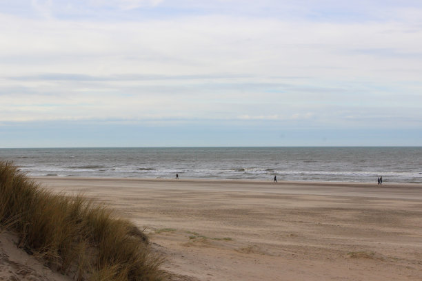 行走在海滩 海边 海浪 海风