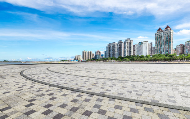 空旷的广场和重庆的城市天际线