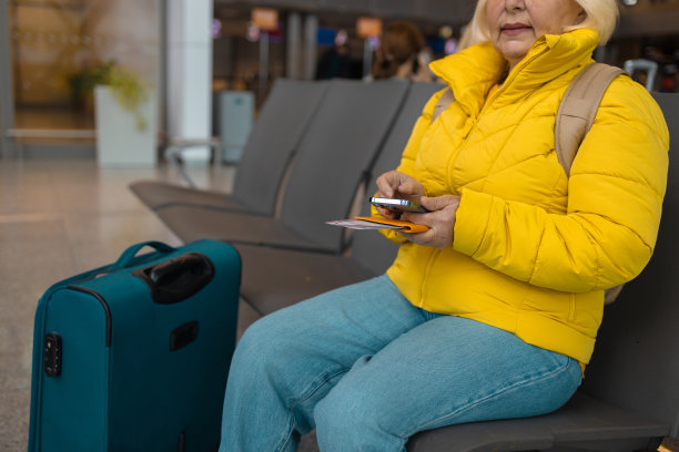 老年女人在机场使用手机