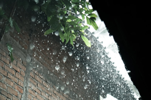 屋檐下的雨滴