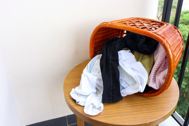 装满衣服和毛巾的藤条洗衣篮