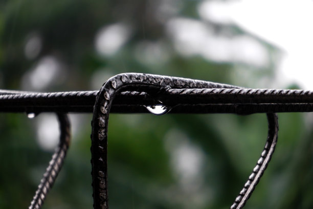 栏杆 金属栏杆 下雨 雨后 雨