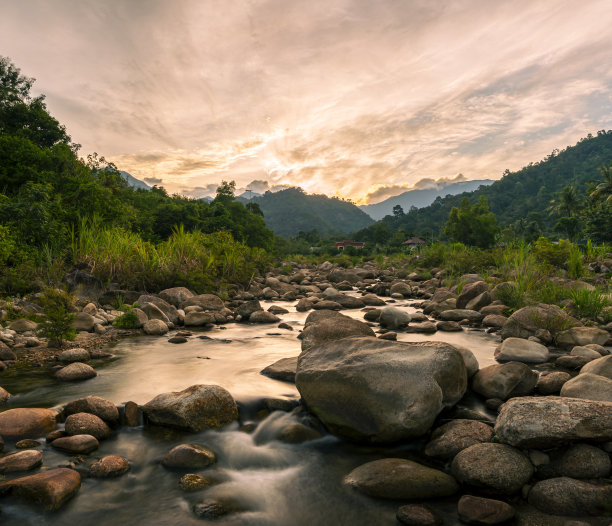 阳光夕阳太阳岩石岸边