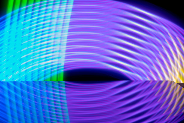弯曲时空隧道中的彩色霓虹速度线