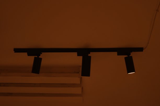 店铺室内天花板的射灯
