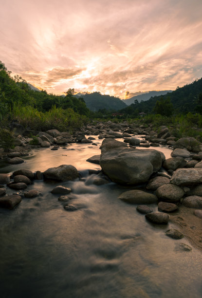 阳光夕阳太阳岩石岸边