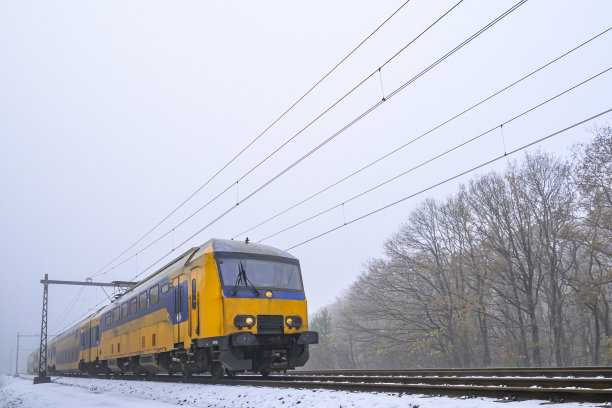 城际车,大风雪,客运列车