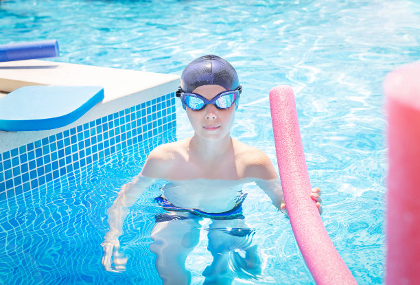 活动对游泳池少年游泳健身