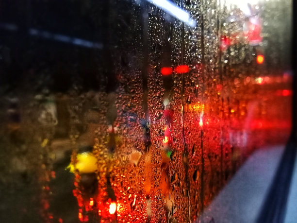 雨天堵车图片