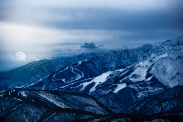 月光下的雪山