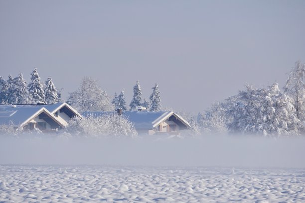 大雪覆盖的民居建筑