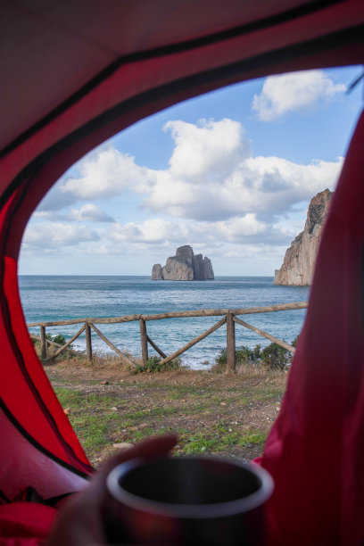 帐篷,逃避现实,撒丁岛